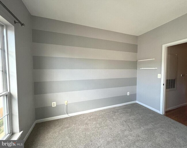 Building Photo - 4852 Eisenhower Ave