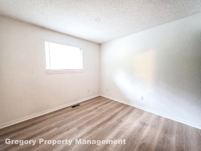 Building Photo - !! $3500 for 18 month lease !!  Private La...