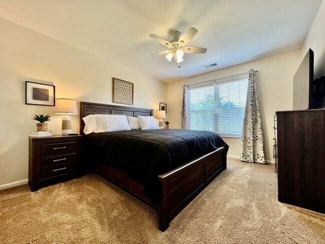 Building Photo - Large executive home in pool community Mas...