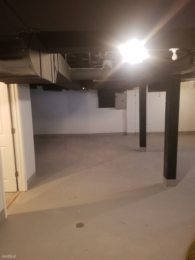 Building Photo - 3 br, 1.5 bath House - Russell Woods