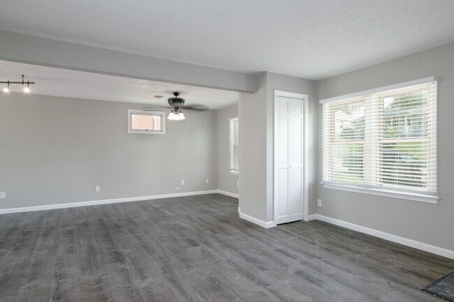 Building Photo - 690 North Dr