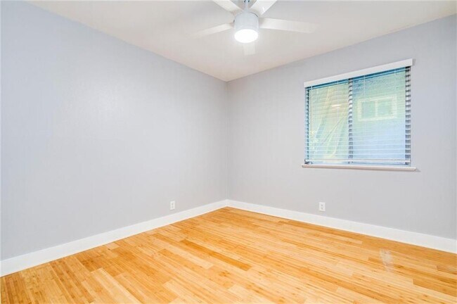 Building Photo - 3006 Lakeside Dr