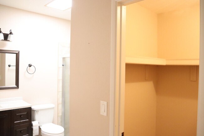 Building Photo - Nice Townhome