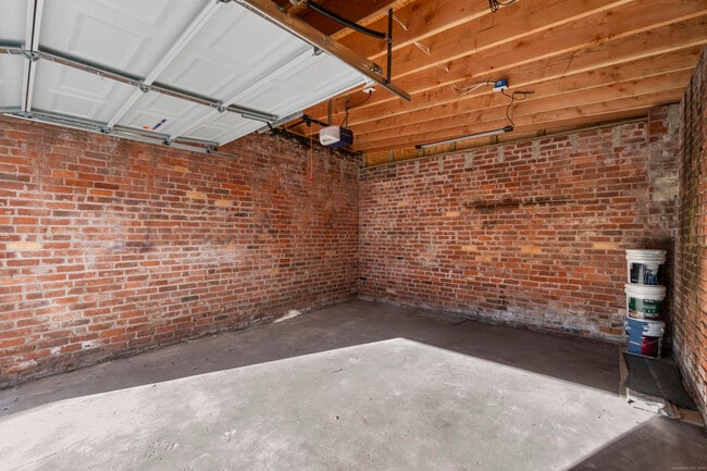 Building Photo - 201 Portsea St