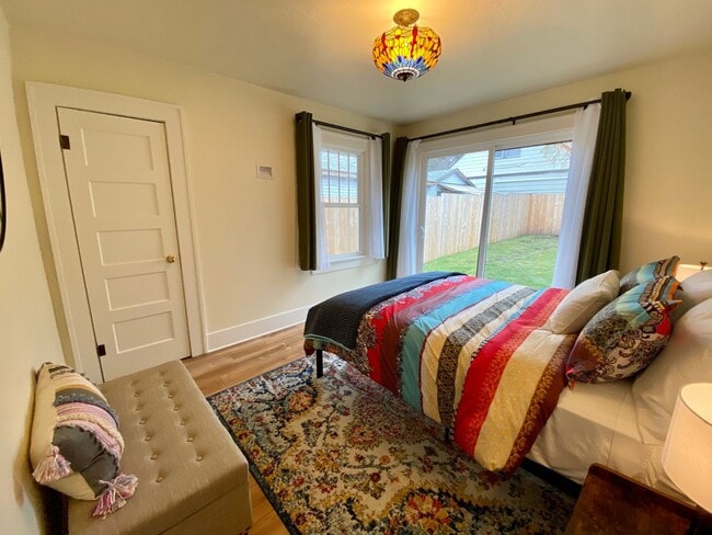 Building Photo - 3 Bedroom House Near UO Campus!! Ready for Fall 2026!