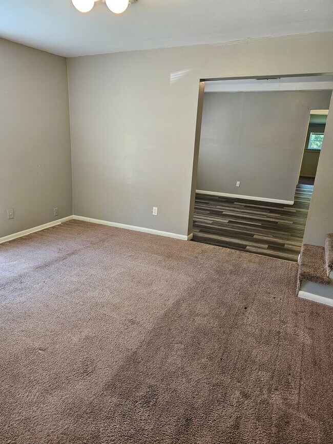 Building Photo - Two Bedroom One Bath House in Portage