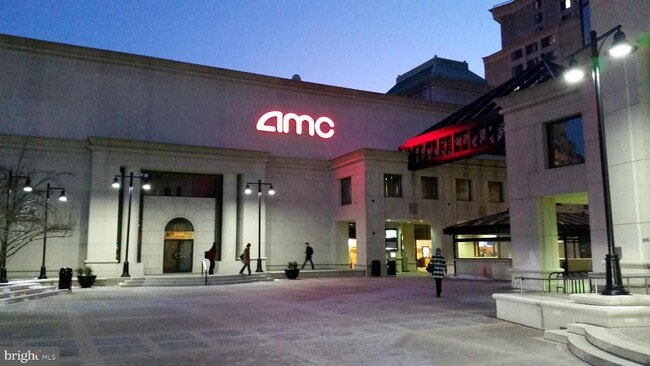 Building Photo - 1735 N Troy St