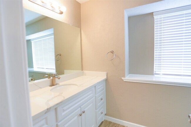 Building Photo - 7007 Glen Rosa Dr