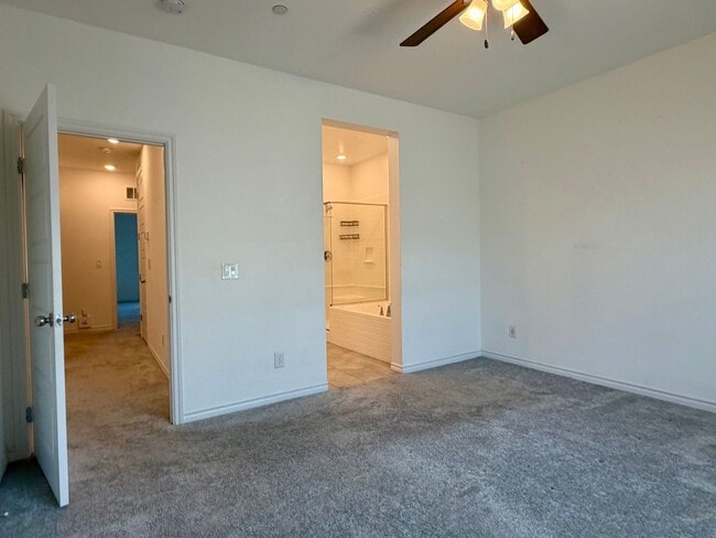 Building Photo - Amazing NLV 3 bed townhome