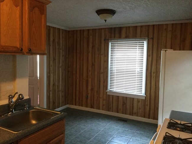 Building Photo - Cozy New Bern Home!