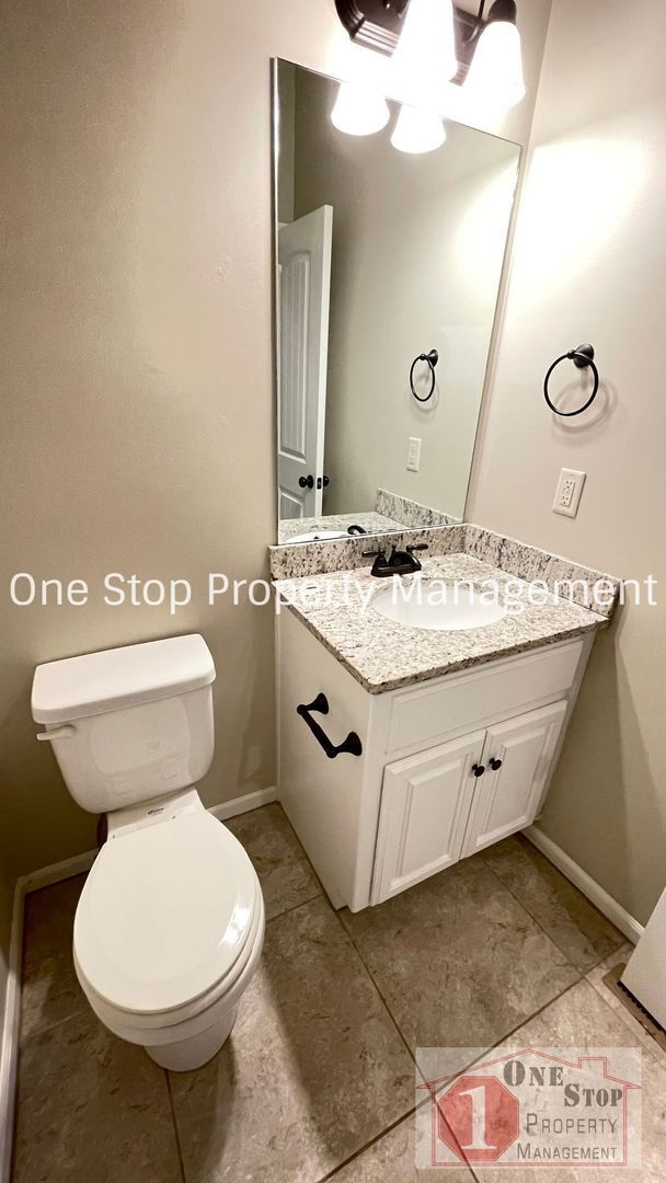 Building Photo - Gorgeous 4 bedroom, 2.5 bath home in Raymore!