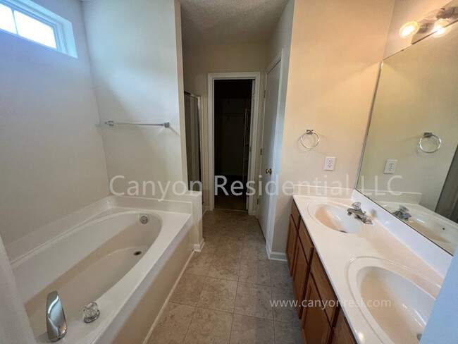 Building Photo - Beautiful 3b Room! Move in ready!