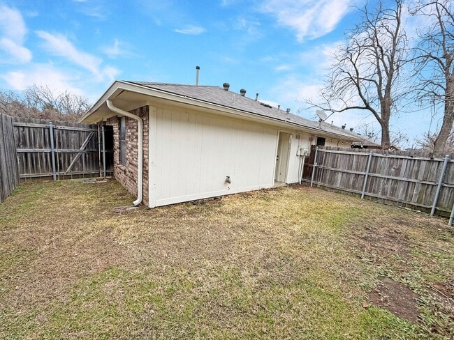 Building Photo - 2-Bedroom Duplex with Private Yard Near Shopping & Dining