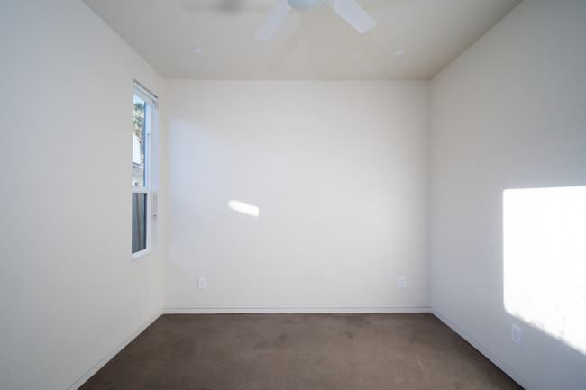 Building Photo - 1027 E McKinley St