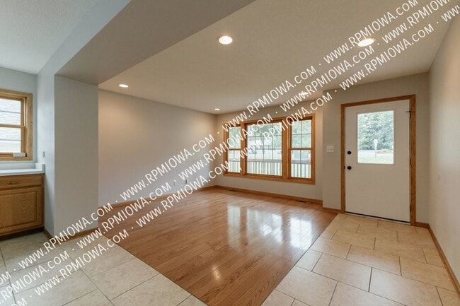 Building Photo - CLOSE TO RACCOON RIVER PARK!! 3 Bed, 2 Bat...