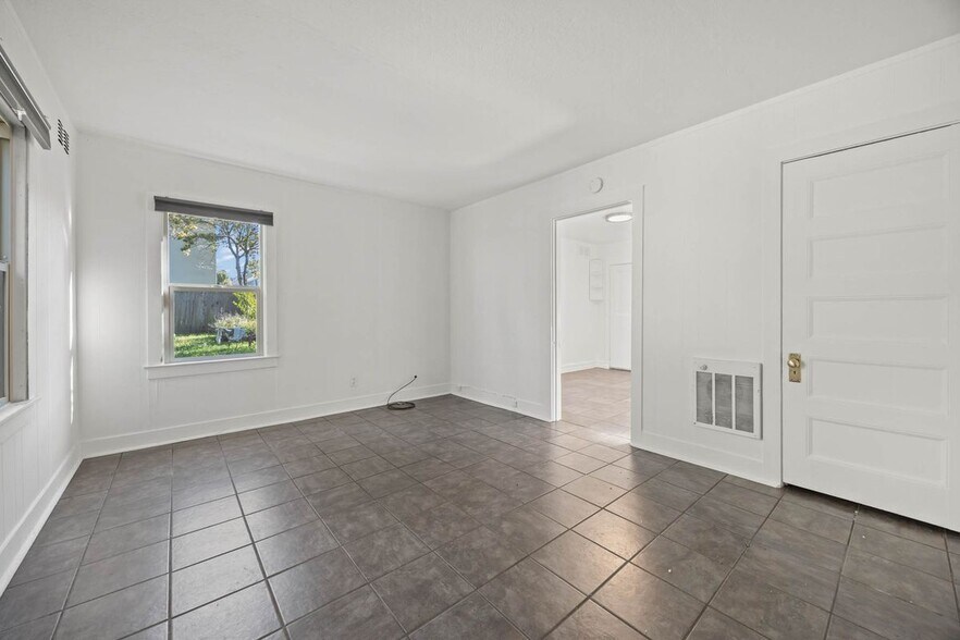 Building Photo - 1816 Carleton St