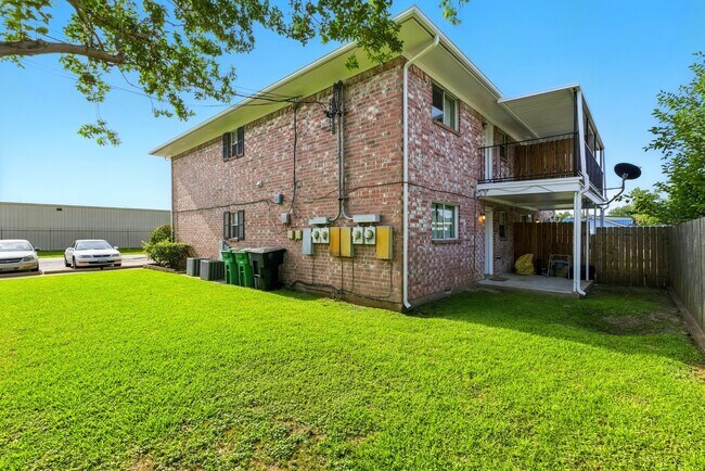 Building Photo - 9641 Hollock St