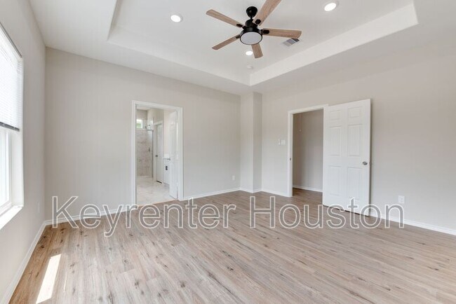 Building Photo - 8203 Woodlyn Rd