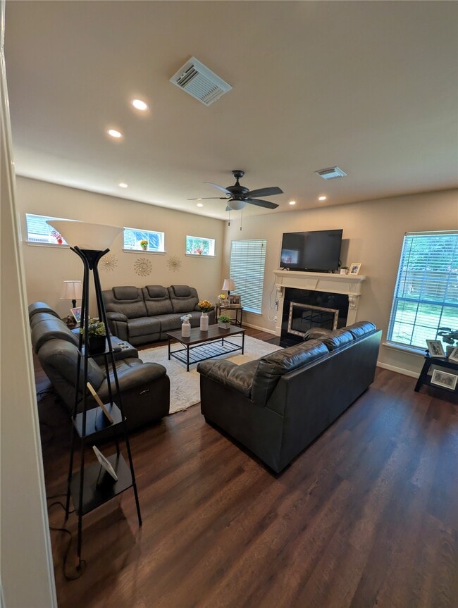 Building Photo - 130 Songful Woods Pl