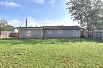 Building Photo - 10921 Shady Ln