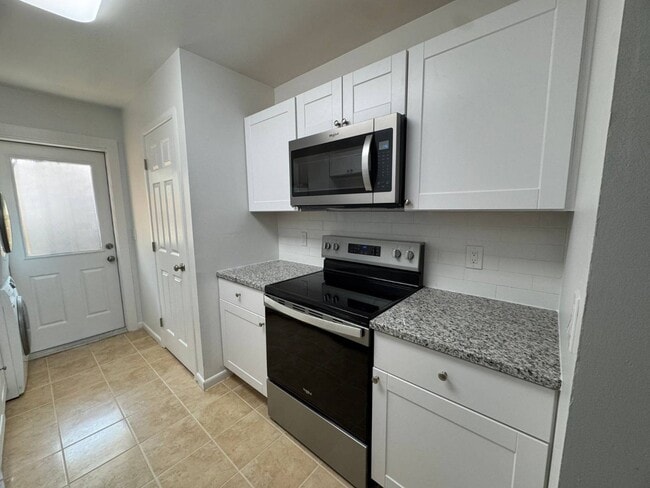 Building Photo - 1762 Service Rd