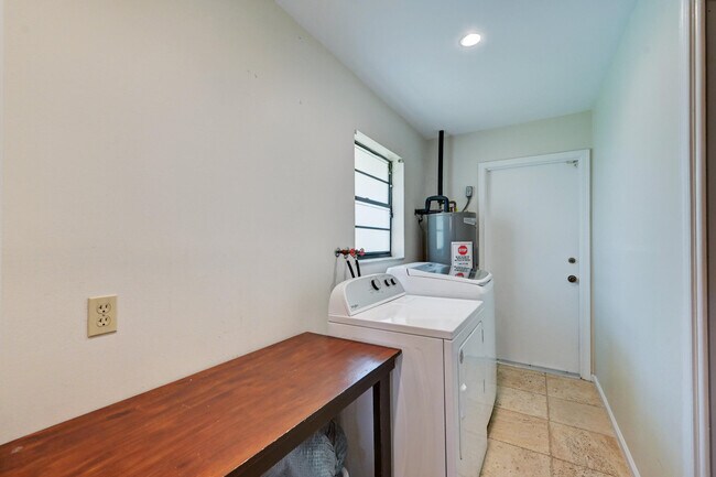 Building Photo - 6833 Bianchini Cir