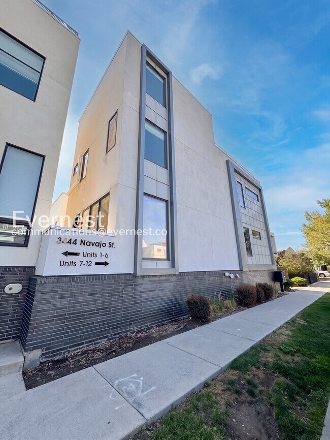 Building Photo - 3 Bed/3 Bath Townhome with Garage / Available Now!