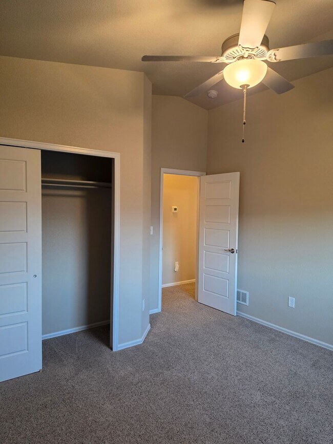 Building Photo - 1058 E Ranch Dr