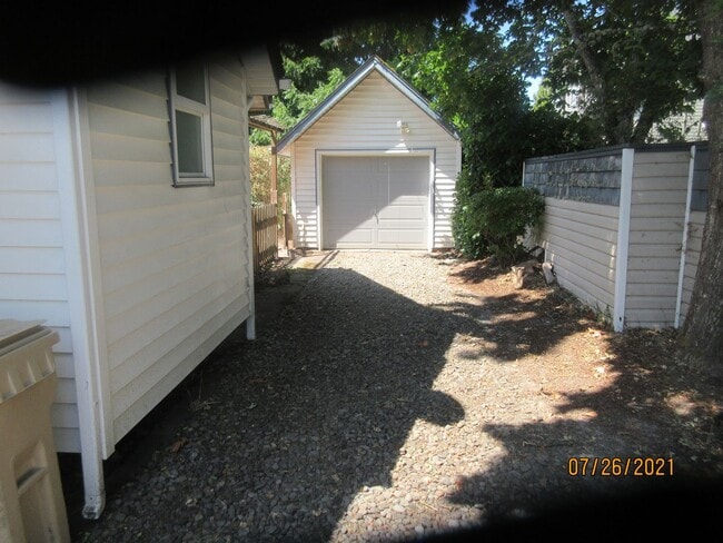 Building Photo - (936) 18th Street Home - 3 Bedroom / 2 Bat...