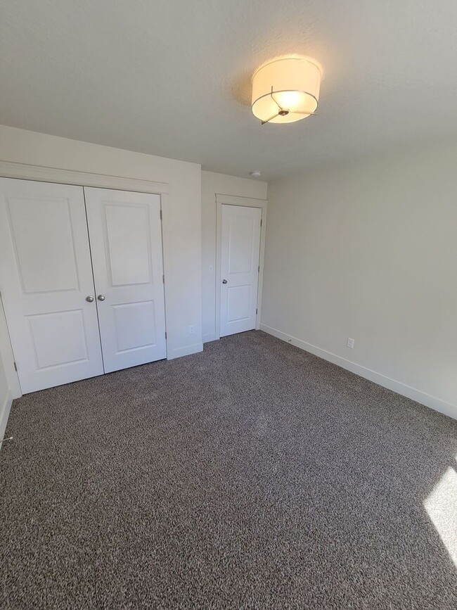 Building Photo - 2 Weeks Free Rent in May! West Haven 3 bed...