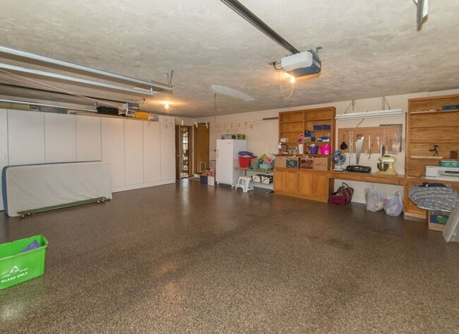 Building Photo - We have the wonderful 3 bed/2 bath you’ve been waiting for!