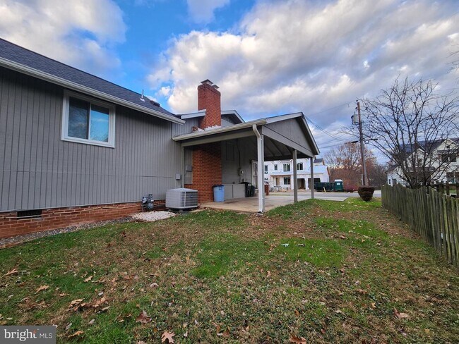 Building Photo - 502 Roberts Dr NW
