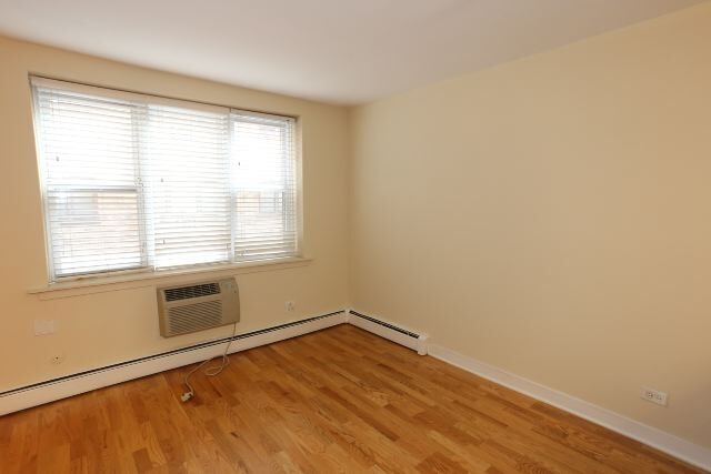 Building Photo - 628 W Wrightwood Ave