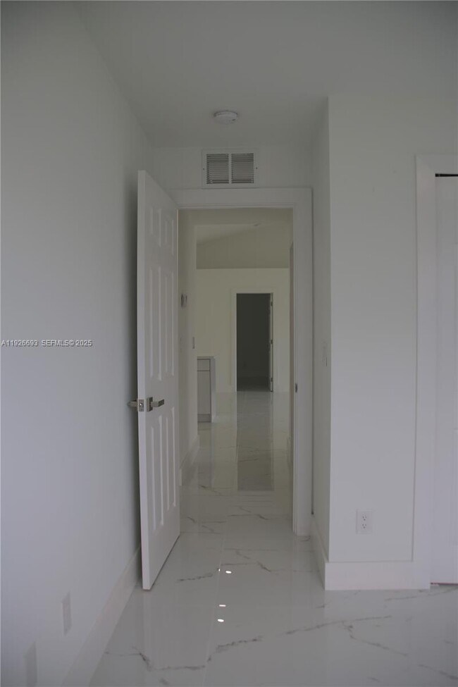 Building Photo - 1716 NE 6th Pl