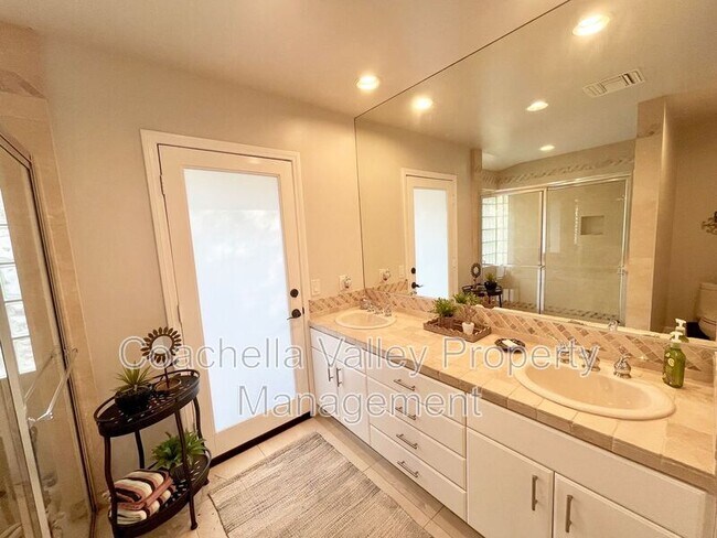 Building Photo - 48550 Valley View Dr