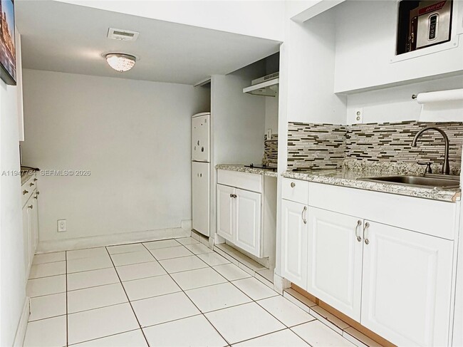 Building Photo - 673 W 60th St