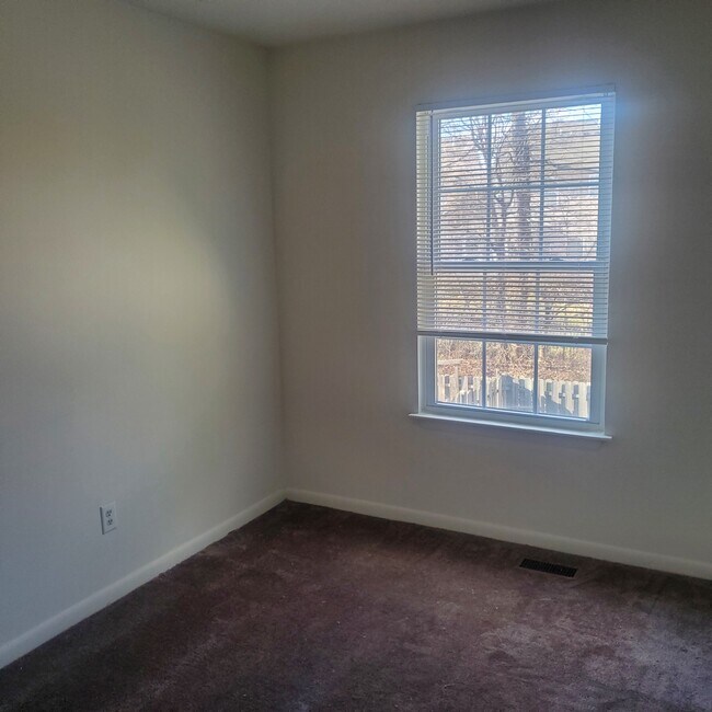 Bed 3 - 76 Chelmsford Ct