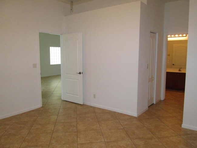 Building Photo - 131 Lancaster Way