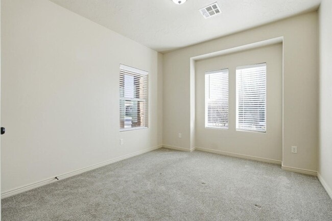 Building Photo - Beautiful Hobble Creek 4 Bed/2 Ba NEW FLOORS & PAINT