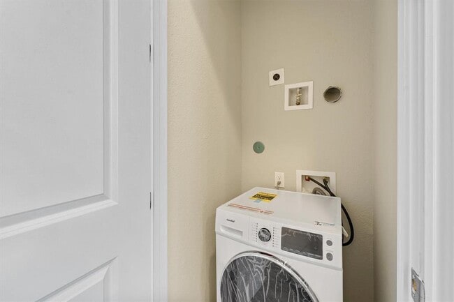 Building Photo - 5620 Madison St