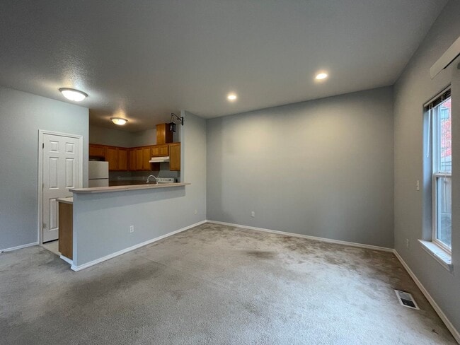 Building Photo - Charming 3 Bd, 2.5 Ba Pet-Friendly Home in Hillsboro ~ Washer & Dryer Included, Single-Car Garage...