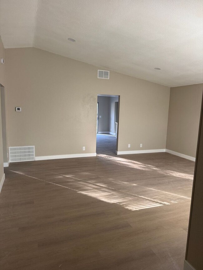 Building Photo - Newly Remodeled home for you!