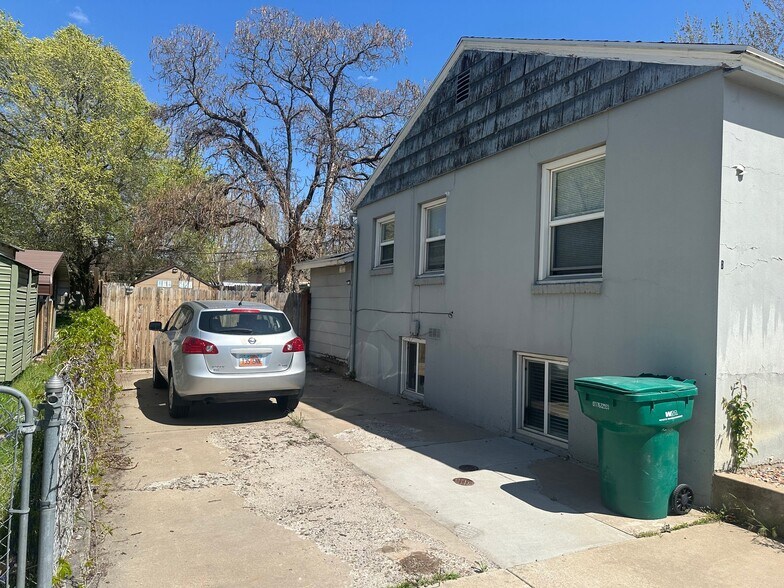 Building Photo - 449 Center St