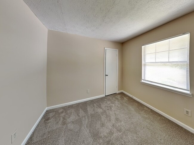 Building Photo - Lovely 3 Bed located in Stone Mountain.