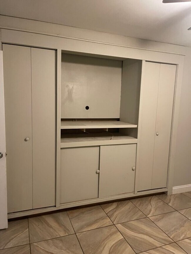 Building Photo - Close to South Alabama 3/2 Single Car Garage