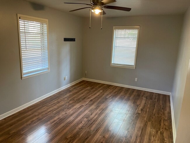 Building Photo - 1301 Manor Pl