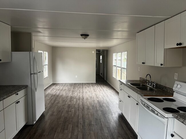 Primary Photo - Newly Renovated 2/1 in Lake Front Community