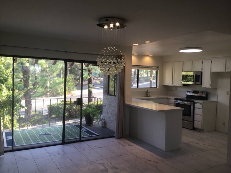 Building Photo - 1705 Cam De Villas