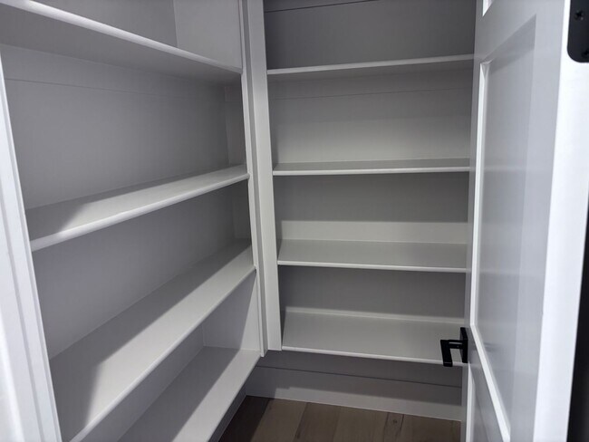 Building Photo - Wonderful single story 4 bed | 3 Bath | 2 Car Garage off Washington Dam Rd with Hot Tub