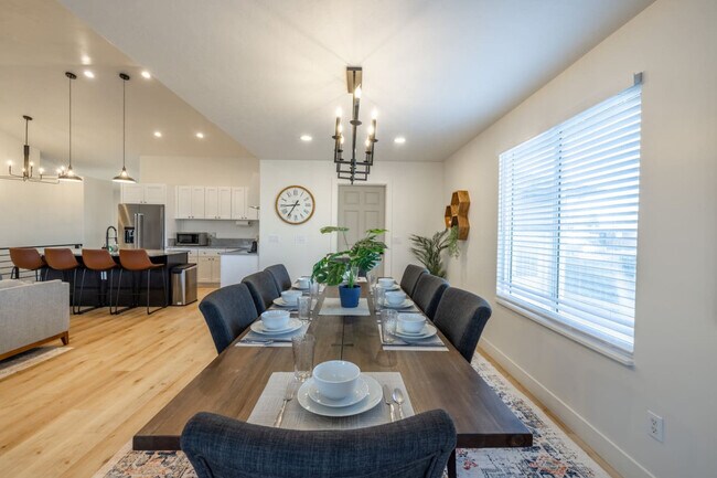 Building Photo - 1157 E Sego Lily Dr